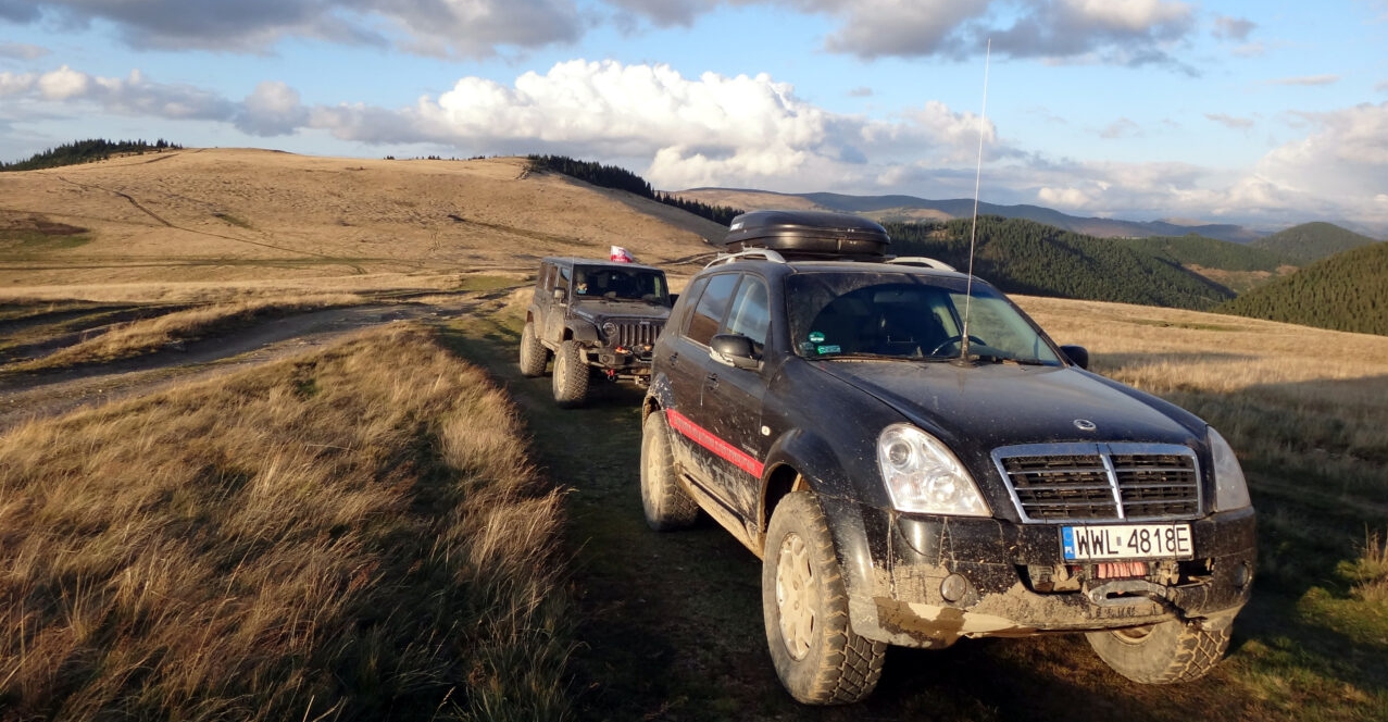 véhicules tout-terrain sur une трасе off-road 4x4 en Roumanie